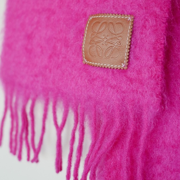 Loewe leather-trimmed fringed mohair-blend scarf in fuchsia pink - Picture 2 of 6